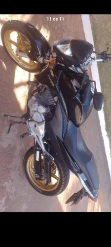Vende-se cb 300 vai com 2 capacetes,bateria e pneus novos.
