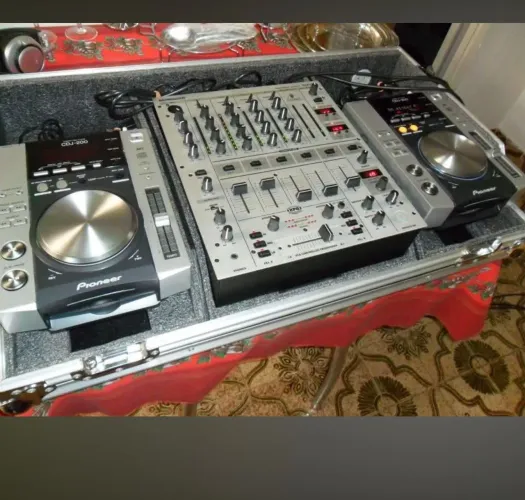 CASE COM DOIS CDJ-200 E MIXER DE 4 CANAIS
