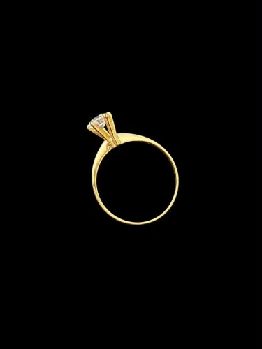 Vende se um anel solitário de ouro