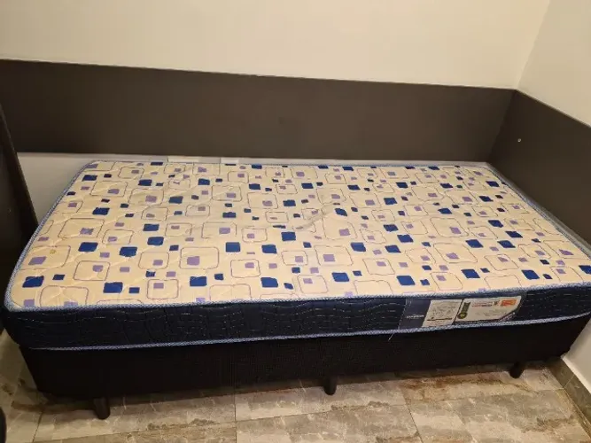 Cama e colchao de solteiro 