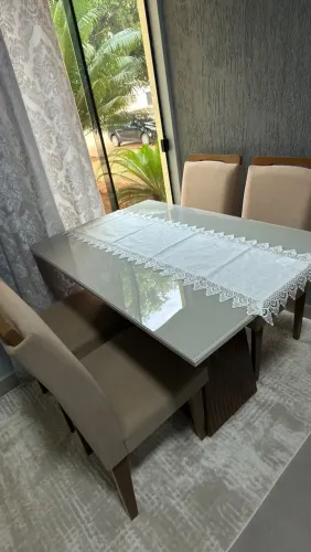 Mesa com 4 cadeiras + tapete branca