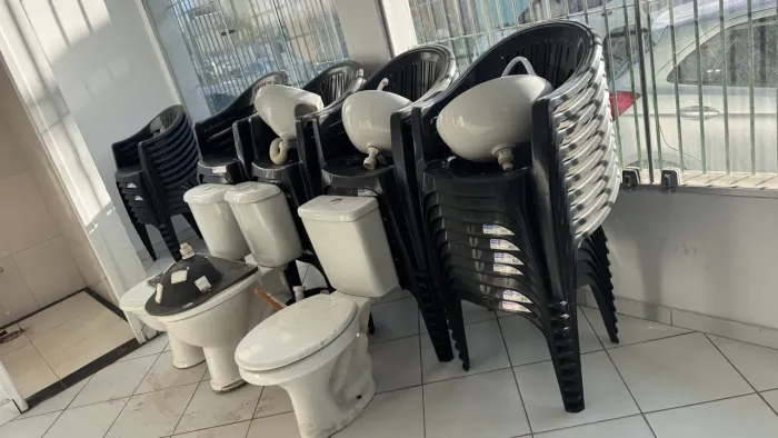 Cadeiras plásticas com apoio de braço
