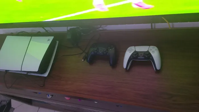 V/T PS5 Slim versão com disco 1tb 2 controle