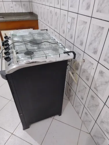 Geladeira, mesa, fogão.
