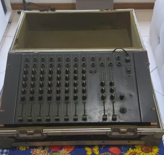 Mesa de som Staner analógica 8 canais com case