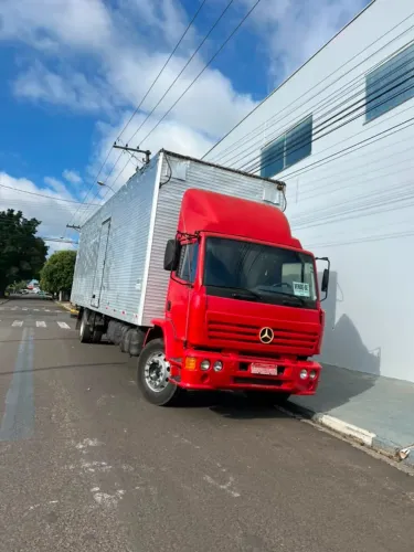 Caminhão Vermelho Mercedes-Benz 1420 Baú Ano 2002 - 6 Bicos Turbinado Interculado