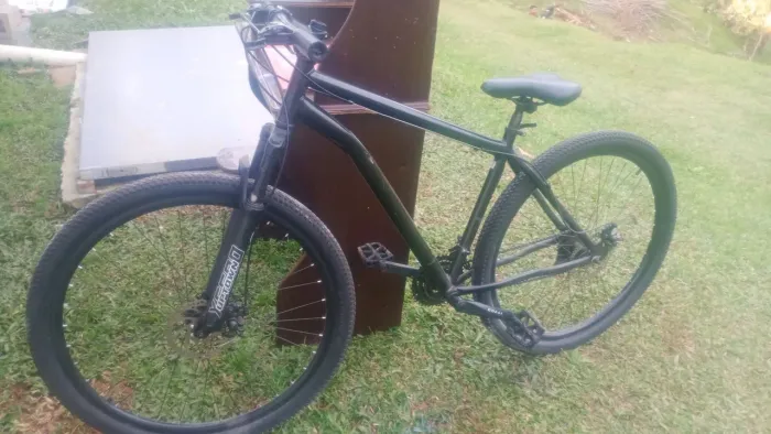 Bicicleta com freio a disco e marchas semi nova