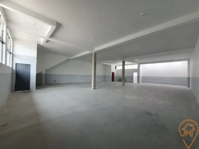 ALUGA-SE GALPÃO COMERCIAL | 273m² | BOQUEIRÃO | PÉ DIREITO 4M | TRIFÁSICA 100A