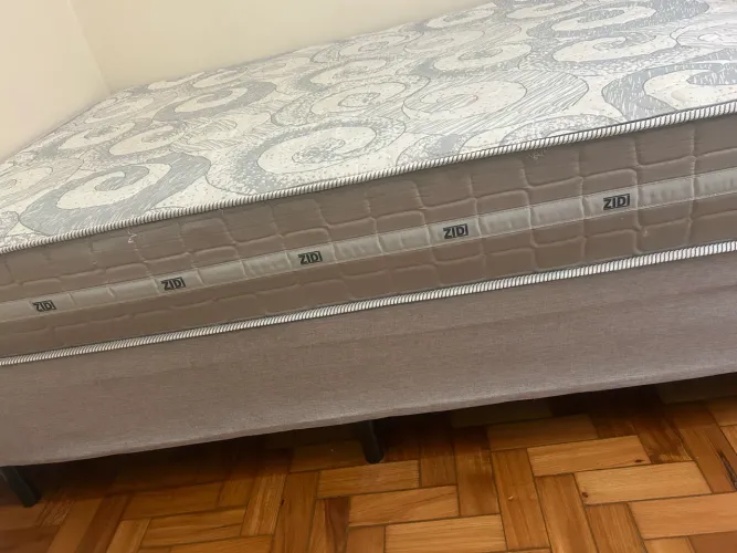 Cama semi nova