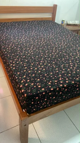 Cama casal de madeira maciça.