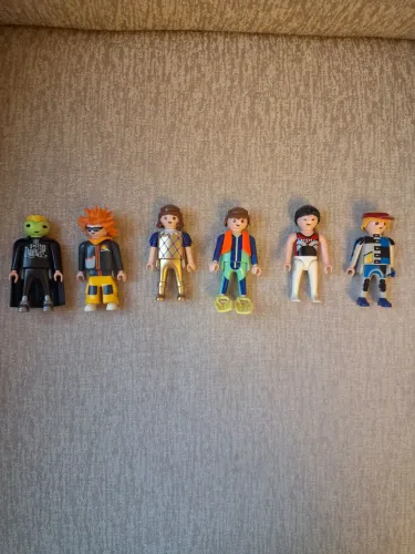 Kit Playmobil com 6 bonecos mais acessórios