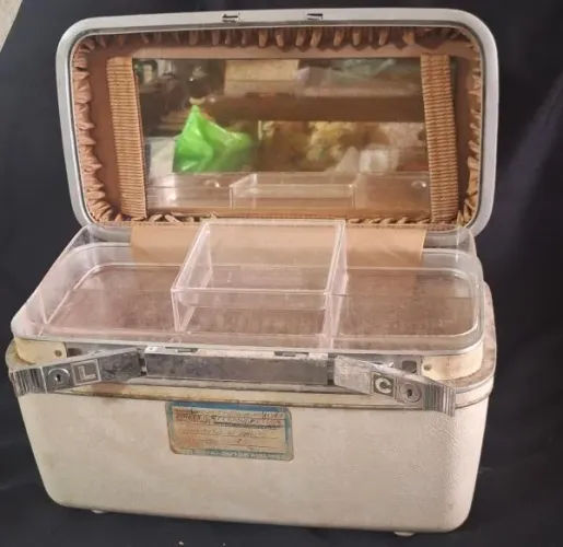 Antiga frasqueira Samsonite, Sillhouette, na cor branca. Com espelho interno e divisão