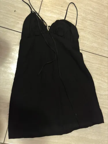 Vestido preto curto de alcinha da Maria filó P de viscose