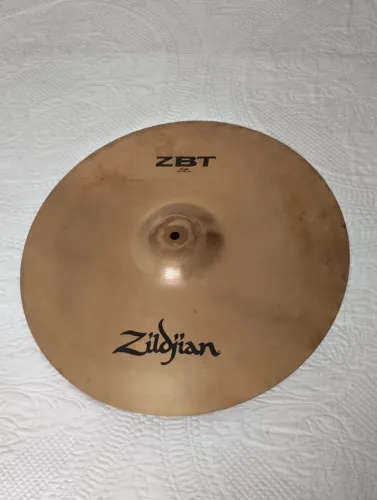 Prato Zildjian ZBT 18", em bom estado.