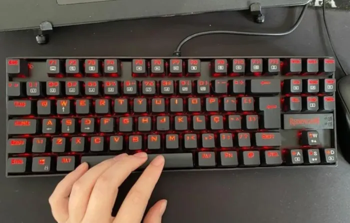Teclado gamer redragon kumara mecânico ABNT2