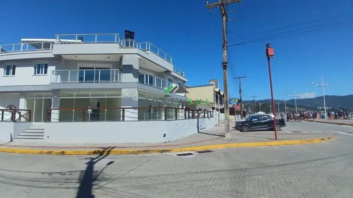 Sala comercial (nº 02) na Avenida dos Pescadores, em frente à Praia Central