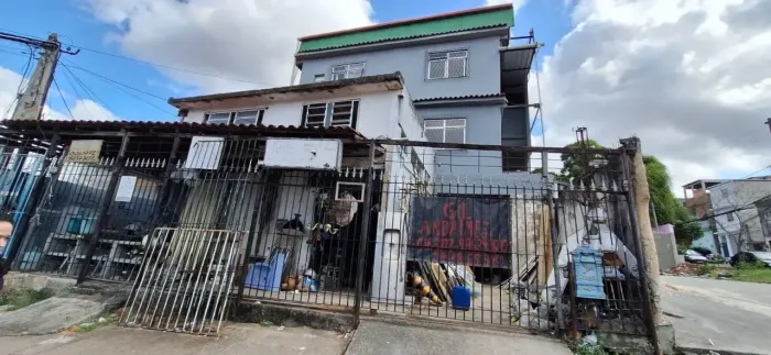 Vila Valqueire Prédio comercial com um Lojão embaixo e seis apartamentos localização Privi