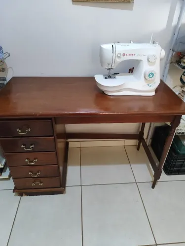 Vendo Escrivaninha de Madeira