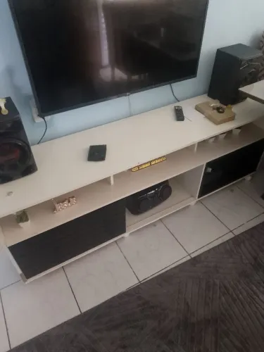 Vendo um guarda roupa e um rack