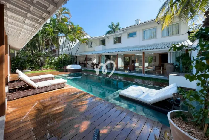 CASA COM 6 QUARTOS NO CONDOMÍNIO SANTA MÔNICA SUL - BARRA DA TIJUCA - PORTEIRA FECHADA