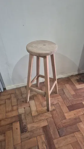 Banqueta alta em madeira