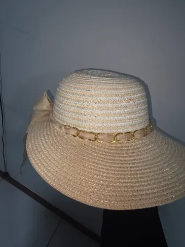Chapeu de palha praia com detalhes dourados usado apenas 1 vez