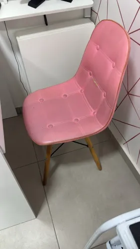 Cadeira estofada rosa com pés de madeira