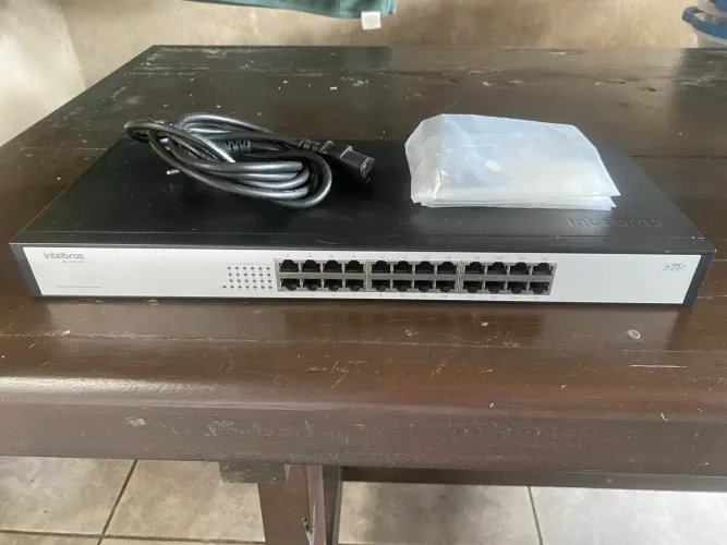 Switch 24 portas Intelbras 10/100 com acessórios