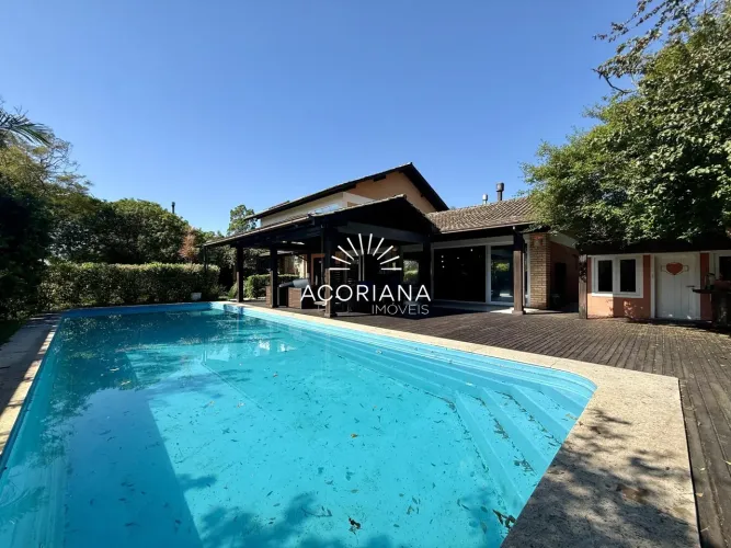 Casa de Alto Padrão no Porto da Lagoa | 4 Suítes, 5 Vagas, Piscina e 1.100 m²