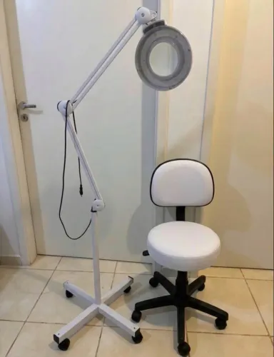 Luminária led + cadeira mocho