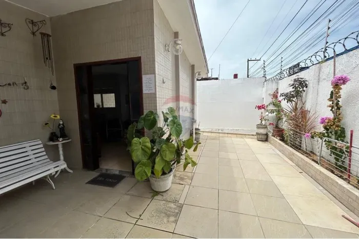 Casa com três quartos, suítes e vaga de garagem