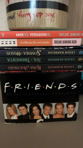 Livros e box de dvd friends