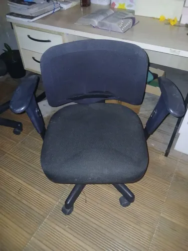 Cadeira de escritório preta giratória de 5 rodinhas com encosto