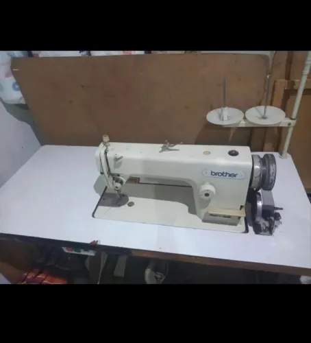 Máquina de costura reto