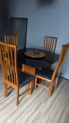 Mesa de madeira maciça 