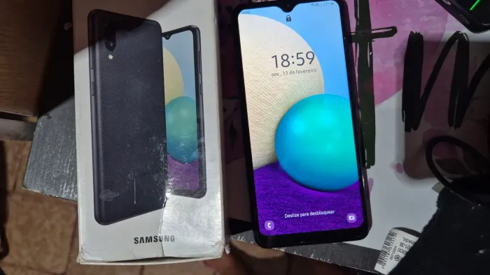 Celular na caixa A02