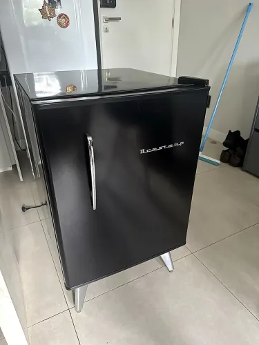 Vendo frigobar Brastemp Retrô Preto 76 litros, 220V, em excelente estado de conservação.