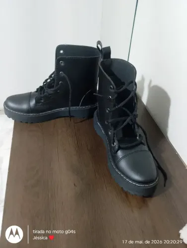 Vendo bota nova nunca usada motivo da venda não serviu no meu pé 