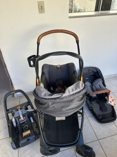 Carrinho bebê com bebê conforto Chicco 