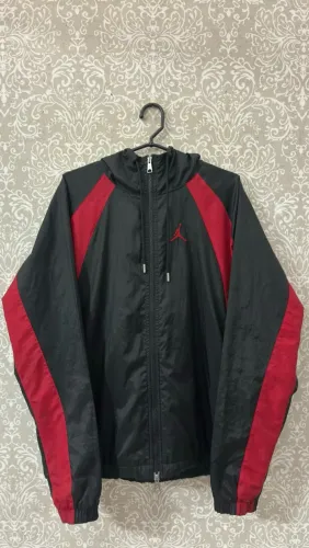 casaco corta vento jordan preto e vermelho com capuz 