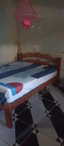 Desapego com urgência cama de madeira forte e resistente com colchão incluso.