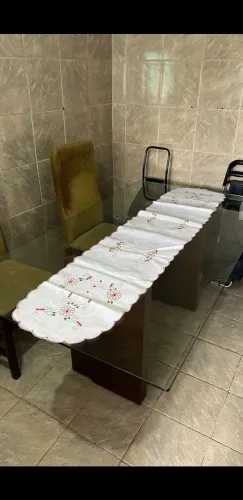 Mesa de vidro com Cadeiras . 2 mts comprimento por 1 mts largura