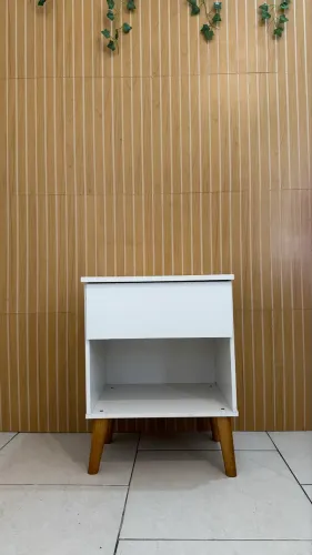 Mesa de Cabeceira Branca com 1 Gaveta e Nicho | 44x36x58 cm