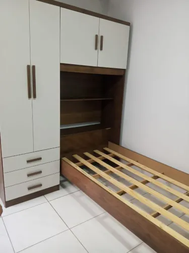 Vendo cama com guarda roupa embutido