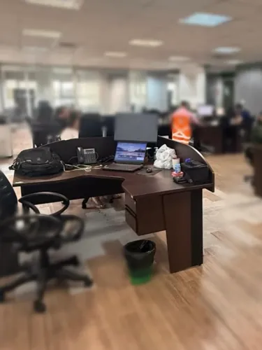 Mesa de escritório em L com gaveteiro Kappesberg Corporate PRA SAIR RÁPIDO 
