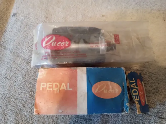 Par Pedal Ducor Rosca Grossa na Caixa 