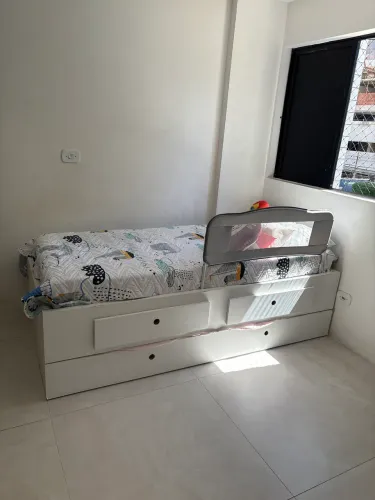 Vendo cama com bicama e colchões
