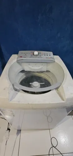 Maquina de lavar com defeitos. Painel em funcionamento. Defeitos mecanicos no motor e bomb