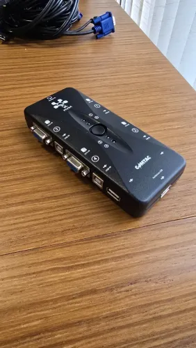 Switch KVM USB 4 Portas Comtac | Completo com Cabos | VGA + USB