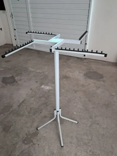 VENDO ARARA DE CHÃO PARA LOJA DE ROUPAS
